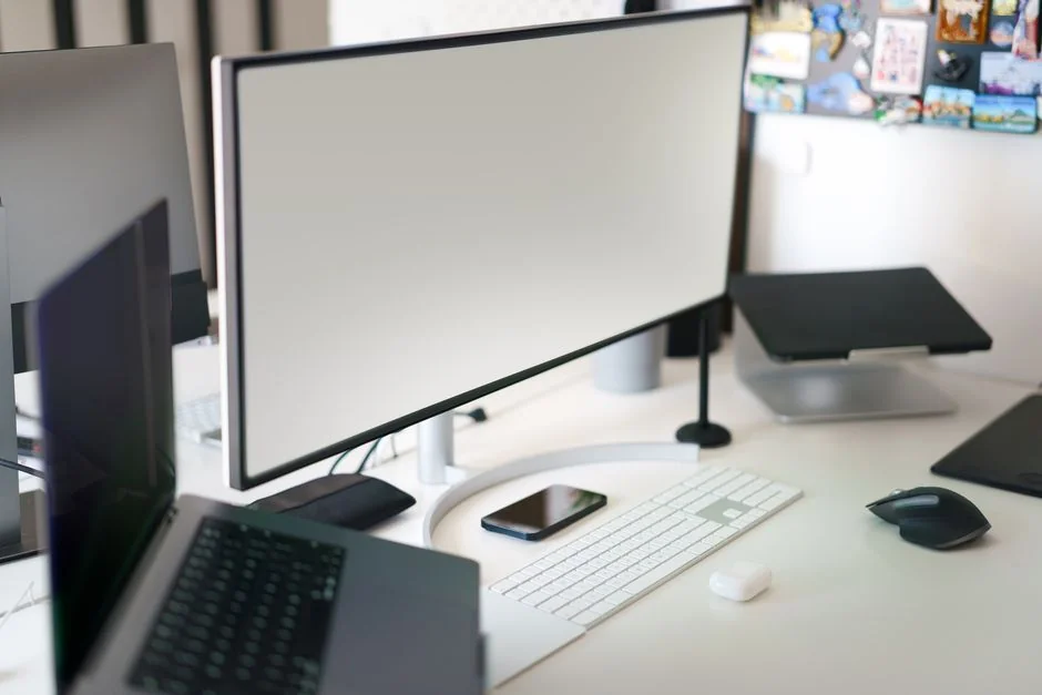 Un écran d'ordinateur moderne affichant un travail de conception web, mettant en valeur des visuels créatifs dans un espace de travail.